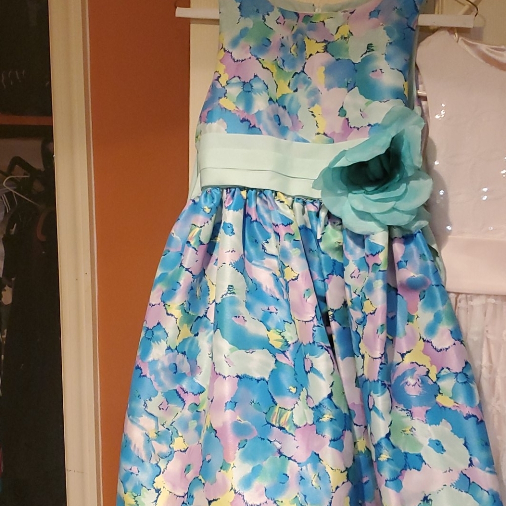 Girls cute dress size 12/ nice colors Dorissa
